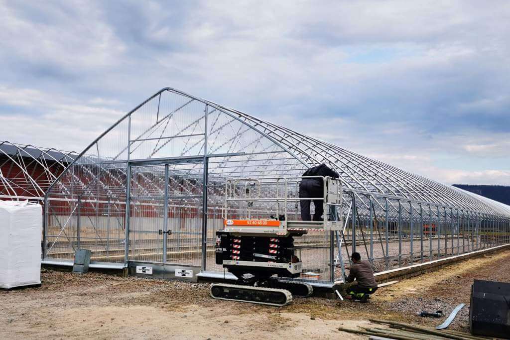 Industrial single bay greenhouse assembly in proccess