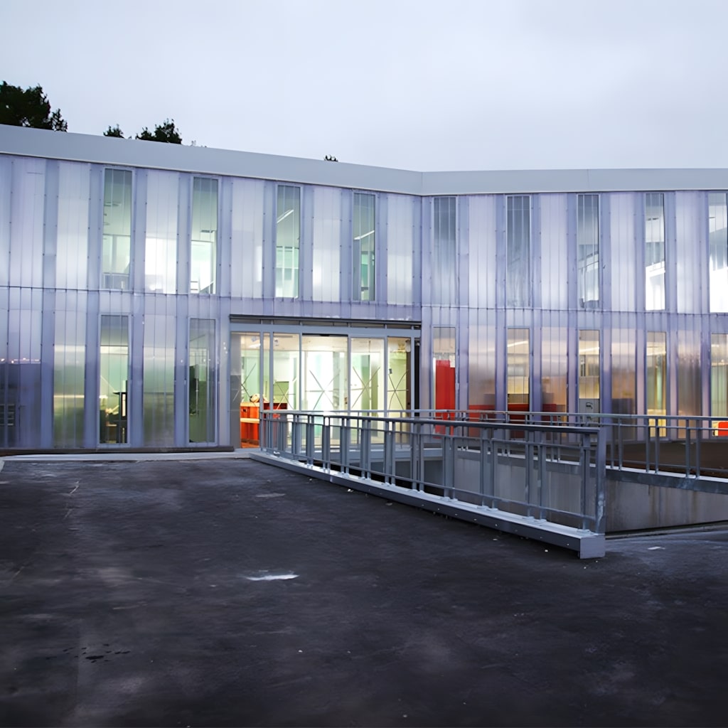 Facade with multiwall polycarbonate glazing sheets
