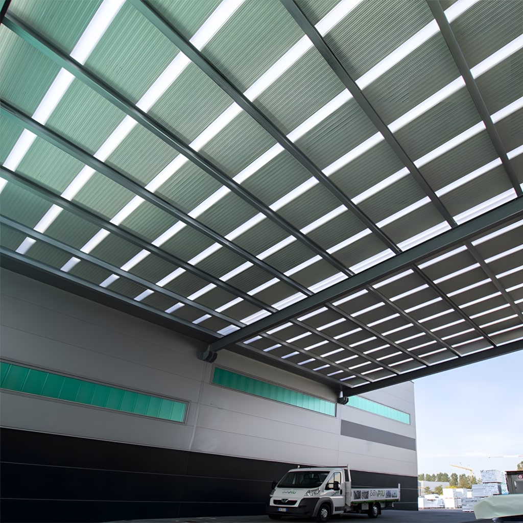 Roof with trapezoidal polycarbonate panels