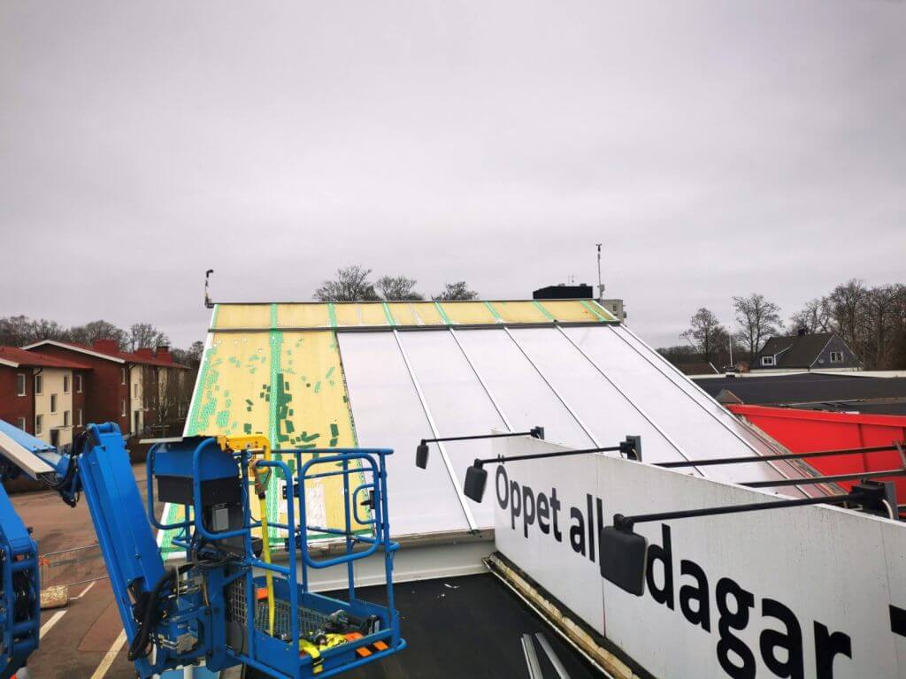 Shopping center roof renovation