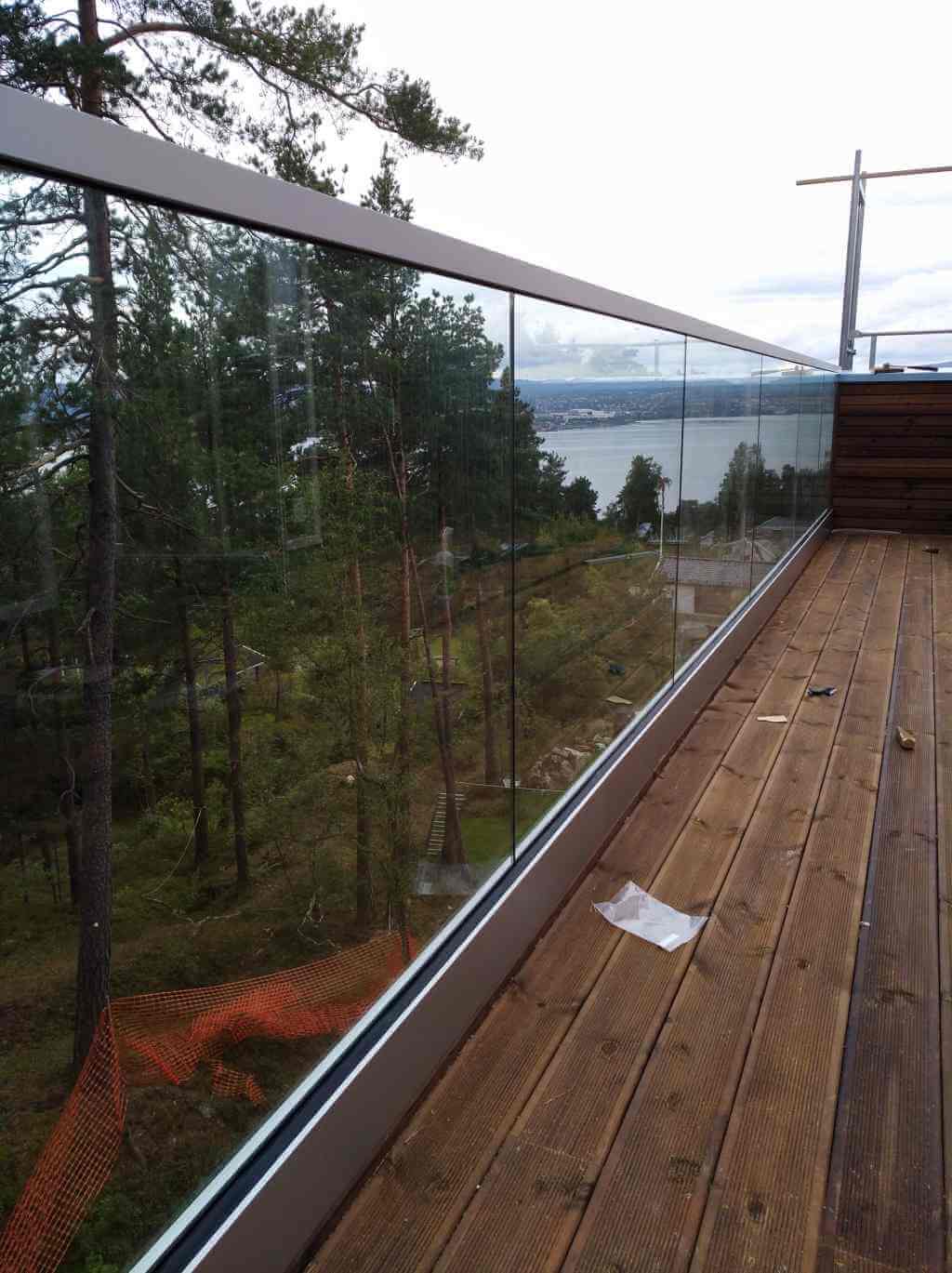 Solid polycarbonate wall in terrace